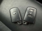 スマートキーをポケットやバッグに携帯していれば、キーを取り出すことなくドアハンドルを握り解錠、ドアハンドルのセンサーに触れるだけで施錠できます。