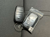 【スマートキー】ドアの開閉時鍵を探さなくても簡単にドアの開閉することが出来ます、また、エンジン始動も車内にスマートキーがあれば簡単に始動することが出来ます