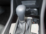 MAZDA3のシフトレバーです。MTモード付きの6ATで、しなやかな走りを支えます。また、足元にはフロアマットも装着済みです。