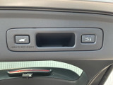 運転席とリアゲート本体に開閉スイッチを装備し、とても便利な電動リアゲート!