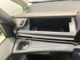 上下に収納があるので、常備しておきたい小物など分けて収納でき、車内をきれいに保てます!