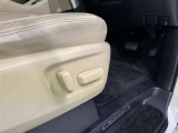 パワーシート搭載。微妙な調整が手軽にでき、ピッタリのポジションで運転することが可能です。