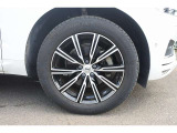 235/55 R 19インチのタイヤとアルミホイールです。このホイールのエレガントなスポークは、車両の外観にさらにスタイリッシュで個性的な印象を与えます。