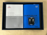 メンテナンスノート【点検整備記録簿・保証書】、取説も揃ってます。スマートキーはバッグなどにしまったままボタン操作でエンジン始動・停止やハイブリッドシステムの起動や停止ができて大変便利です