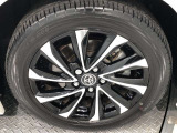 【純正アルミホイール】です!車両デザインに合わせてホイールをデザインしているため、見た目にもカッコイイアルミホイール♪洗車もラクチンで錆びません。