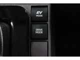 燃費をより向上させるエコドライブモードとパワフルな走行を愉しめるパワーモードを選べるスイッチが付いております!