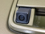 車の後方に小型カメラが付いておりバックする際の後方の様子をモニター上に表示します。