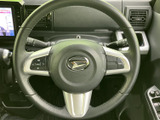 手になじみやすい円形のステアリングに、手元で操作できるスイッチを備えています。運転姿勢を保ちながら必要な操作へアクセスしやすく、日常の運転をサポートします。