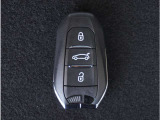 【スマートキー】鍵を持ってお車のプッシュスタートボタンを押すだけでエンジンが始動します。ドアの施錠もボタンを押すだけです。