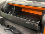 小物が収納できる運転席側インパネアンダーボックス。 ボックス内にはUSBソケットが一口。