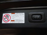 パワーバックドアを装備しています。バックドアを運転席からも開閉できます、便利ですよ。