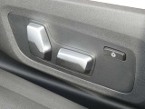 運転席シートメモリー機能:シートおよびドア・ミラーの位置を2通り記憶することができます。