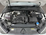FSIは「Fuel Stratified Injection」の略で、直噴システムを指します。従来のポート噴射に比べて燃料を直接シリンダー内に噴射することで、燃焼効率が向上します。これにより、燃費の改善、排出ガスの削減が可能。
