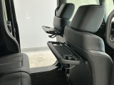 運転席と助手席のシートの裏に収納式のテーブルが装備されています。休憩時のちょっとした小物置きに使えてとっても便利ですね♪