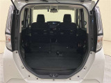 リヤシ-トを足元に収納出来、大型の荷物を載せることができます。