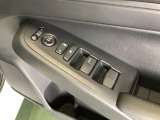 【窓操作部分】運転席のスイッチでは、すべてのウィンドーの開閉操作を行うことができます。