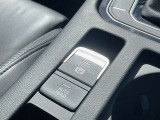 電動パーキングブレーキはホールド機能付きで信号待ちなどブレーキから足を離すことができ、発進時に踏み変えることなく素早い加速ができます。加えてオートホールド機能も装備しています。