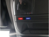 専用ボタンでコールセンターへ接続。状況に応じて緊急車両の要請やロードサービスの取次ぎを行います。重大事故の際は自動的にコールセンターにつながり、緊急車両やドクターヘリを要請します。(要申込)