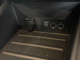 センターコンソール前方には電源ソケットやUSB接続ソケットが機能的に配置されており、便利にご利用いただけます♪