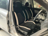 運転席、助手席です。座面も広くゆったりと座れます。