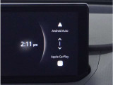 【スマートフォン連携】車内でスマートフォンと連携し、Apple CarPlayやAndroid Autoで通話、音楽、マップなどの様々な機能が利用可能です。