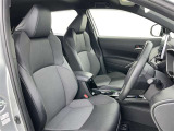 シックな色使いの運転席周りですね。すっきりとしたデザインで上品な色使いです。居心地の良い運転席、長く座ってられるリラックスできるデザインがいいですね。