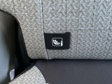 シートベルトを使わずチャイルドシートとクルマの固定金具を連結するだけのカンタンでガッチリ固定できるISOFIXがございます!