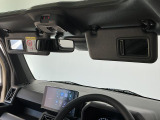 【サンバイザー】車内で身だしなみを整えるためのバニティミラーがセット。お化粧直しや髪型のチェックに活用できます。