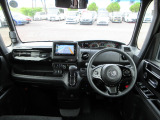 大きなフロントガラスで広々とした視界の運転席まわりです。