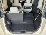 後部座席のシートアレンジでお荷物を載せる時に活躍します!左右片方ずつ倒すことも可能で色んなシーンで大活躍♪折り畳み自転車を載せている方もいらっしゃいます☆