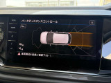障害物との距離をセンサーで検知するパークディスタンスコントロール。音とディスプレイ表示で駐車時の安心感を高めます。