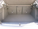 トランクは広く設計され、開口部も大きく荷物の積み下ろしがしやすい構造。フラットな床面でスーツケースや大型荷物も安定して収納でき、日常使いにも便利なスペースです。