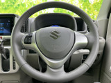 握りやすい形状のステアリングにオーディオ操作用のスイッチが備わり、運転姿勢を保ったまま手元で操作できます。メーターや画面も正面に配置され、運転中の視線移動を抑えやすいレイアウトです。