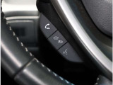 ステアリングに付いているスイッチで、ナビとBluetooth接続した電話のハンズフリー通話操作ができます。