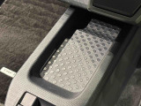 スマートフォンなどがスッキリ置けるセンターコンソールトレイです