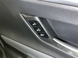 シートメモリー機能装備付きです。シートの位置をそれぞれ記憶しておく事ができるので、ご家族や、複数の方で車を乗られるオーナー様には、便利な機能です。