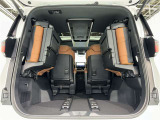 3列目シートは跳ね上げ式で折りたたみ可能です。キャンプ用品など大きな荷物もばっちり収納可能です!