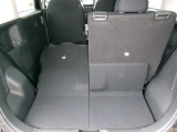 リヤシートは分割して倒せるので、乗員や荷物に合わせてアレンジできます!