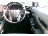 運転席の写真です。見通しのよいすっきりとした視界で、誰でも運転しやすいです。運転のしやすさは疲れにくさにも繋がりますよ♪
