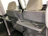 運転席・助手席の背もたれには、2列目シート用にカップホルダー付きの「格納式のシートバックテーブル」を装備しています。休憩時のちょっとした時間などカップを置いたり、小物置きに使えて便利です。