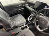 運転席と助手席の間のセンターコンソールにカップホルダー2つあります(^^♪