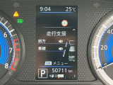 スピードメーター上に運転をサポートする様々な情報を表示してくれます。走行距離は約50700キロです。