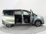 Honda独自のセンタータンクレイアウト、低床設計で床が低くドアも大きく開きますので、女性やお子様、ご年配の方にも一段と乗り降りがしやすくなっています。