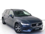 Volvo Cars appで車にリモートアクセスして、空調機能の操作や車の施錠・開錠、ソフトウェア更新などが可能です。エアコンやシートヒーターを操作して、出発前に車内を快適な温度に整えられます。