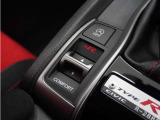 モード選択は、スイッチひとつで。前後に操作するドライブモードスイッチが用意されています。