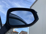 隣車線を走る車両をレーダーで検知し、ドアミラーでは確認しにくい後側方エリアに存在する車両に加え、急接近してくる車両も検知します。車両を検知するとドアミラーに搭載されたLEDインジケーターが点灯します。