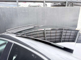 前後2分割のガラスで構成されており、車内が非常に明るくなります。スライド: 前方のガラスが後方へスライドしながら開閉いたしますします。