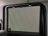 後席にお乗りの方が眩しくないように日差しを軽減する格納式リヤドアサンシェードが付いてます