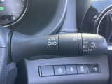 【オートライト(AUTO)】外の明るさをシステムが感知して、自動でヘッドライトが点灯します。ヘッドライトをつけ忘れを防ぐ便利機能です。
