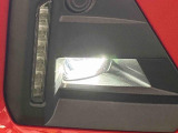 LEDフォグランプ LEDの明るい光が霧の発生や悪天候時に視界確保をサポートします!更にフロントLEDイルミネーションランプで昼間の視認性を高めます。